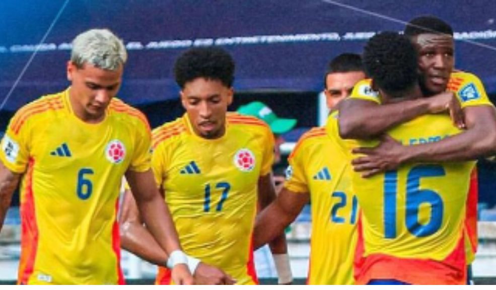 Colombia tumbó a la campeona del mundo y James igualó a Falcao 5 Colombia tumbó a la campeona del mundo y James igualó a Falcao ¡El Metropolitano rugió! Nuestra Selección Colombia escribió una nueva página dorada en su historia al derrotar a la campeona del mundo, Argentina, en un vibrante partido que quedará grabado en la memoria de todos los aficionados. Con goles de Yerson Mosquera (25’) y un penal de James Rodríguez (60’), la Tricolor se impuso 2-1 en Barranquilla y se consolidó en la tabla de posiciones de las eliminatorias sudamericanas.