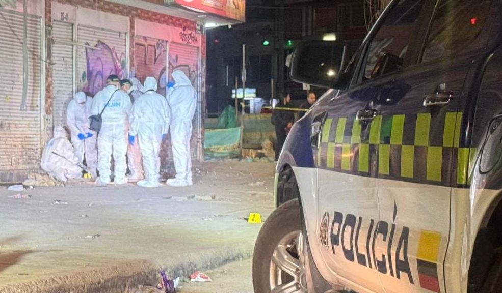 Hombre que llevaba explosivo en Kennedy murió 5 Hombre que llevaba explosivo en Kennedy murió "El día de hoy se nos presenta un lamentable hecho, en el cual fallece una persona, al parecer esta persona transportaba un tipo de explosivo que se le detona y esta persona fallece en el lugar de los hechos", informó el teniente coronel Leonardo Bernal, comandante de la estación de policía de Kennedy.