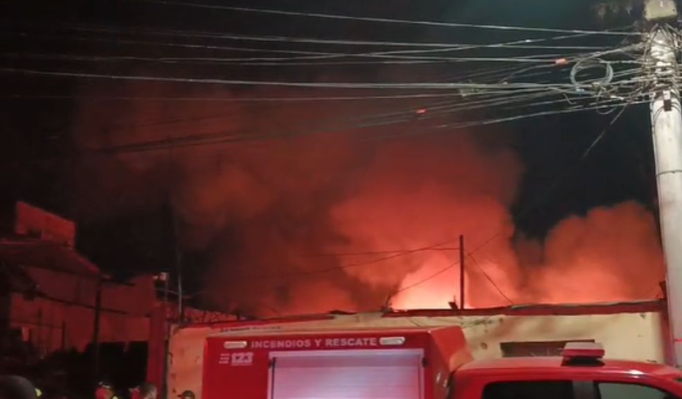 Grave incendio en parqueadero de Engativá: 10 vehículos quedaron en llamas 4 Grave incendio en parqueadero de Engativá: 10 vehículos quedaron en llamas En la madrugada de este miércoles, un fuerte incendio se registró en la localidad de Engativá, al occidente de Bogotá. Según las primeras versiones, una explosión en un parqueadero ubicado en la carrera 126 con calle 63 desencadenó el incendio que afectó al menos diez vehículos.