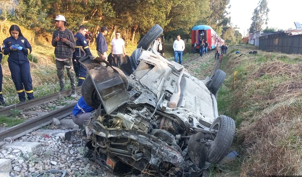 ¡Atención! Un carro fue arrollado por el Tren de la Sabana 5 ¡Atención! Un carro fue arrollado por el Tren de la Sabana La tarde de este jueves se registró un grave accidente en la calle 245, en sentido Chía-Bogotá, cuando un vehículo fue arrollado por el Tren de la Sabana. De acuerdo con información preliminar, tres personas viajaban al interior del carro.