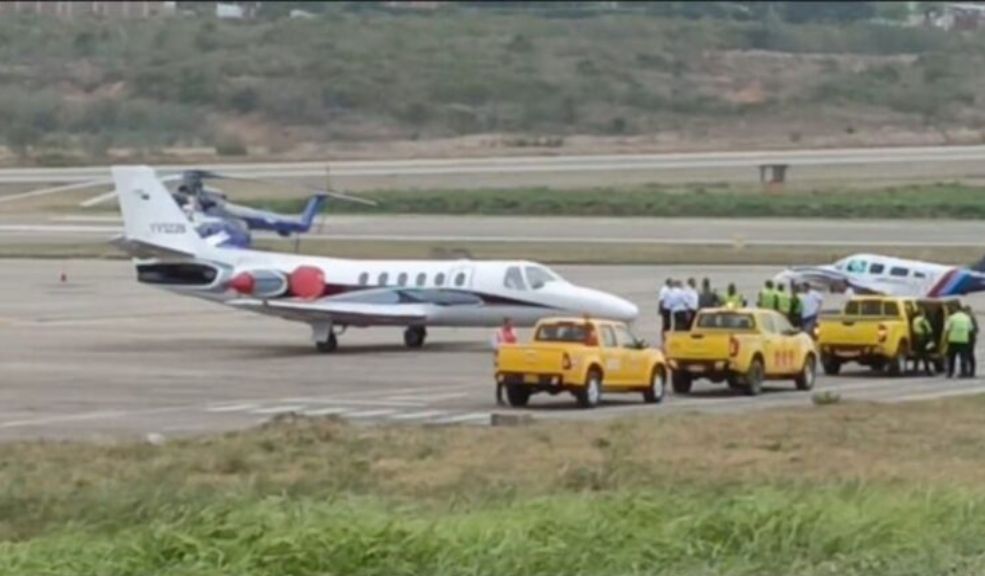 Revelan los audios del extraño aterrizaje de un avión venezolano 7 Revelan los audios del extraño aterrizaje de un avión venezolano En la mañana de este viernes, 20 de septiembre, un avión aterrizó de emergencia en el aeropuerto Camilo Daza, que sirve a la ciudad de Cúcuta, en Norte de Santander, en un hecho que causó alerta porque puso en riesgo a los tripulantes y pasajeros de otro avión, que esperaban su turno en la pista para despegar.