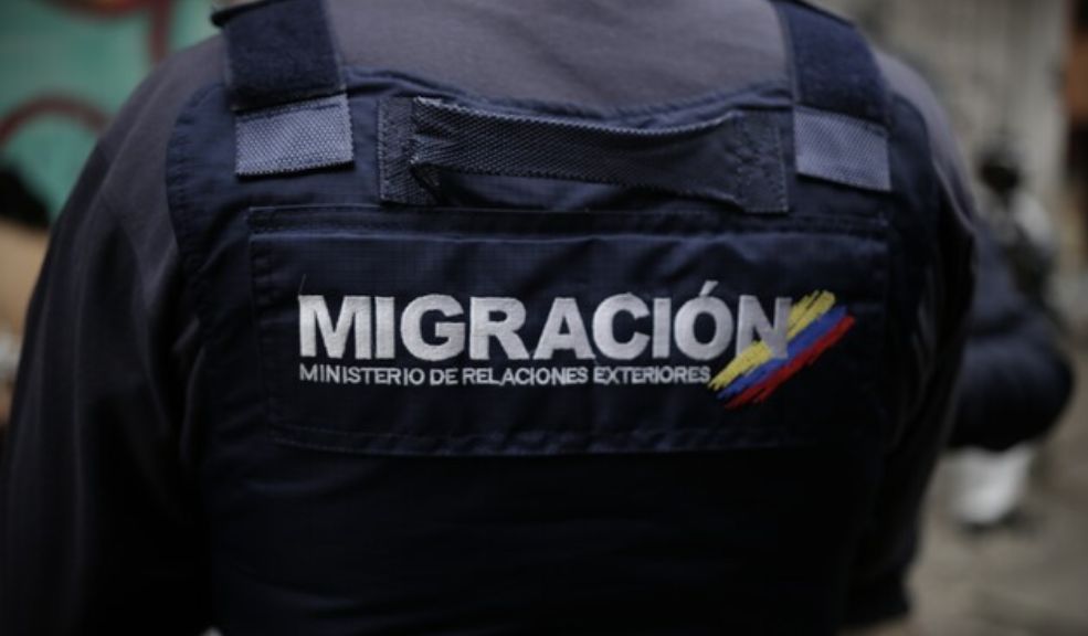 Expulsan a israelí que fue descubierto con una menor en un hotel de Medellín 5 Expulsan a israelí que fue descubierto con una menor en un hotel de Medellín "El ciudadano, quien residía de manera irregular en Colombia desde el 2023, presentó comportamientos agresivos y temerarios hacia la comunidad, situación que llevó a las autoridades a tomar medidas inmediatas en coordinación con Migración Colombia. Cabe resaltar que las decisiones adoptadas en este caso corresponden exclusivamente a faltas al régimen migratorio, y no a la comisión de delitos", precisó la autoridad migratoria.