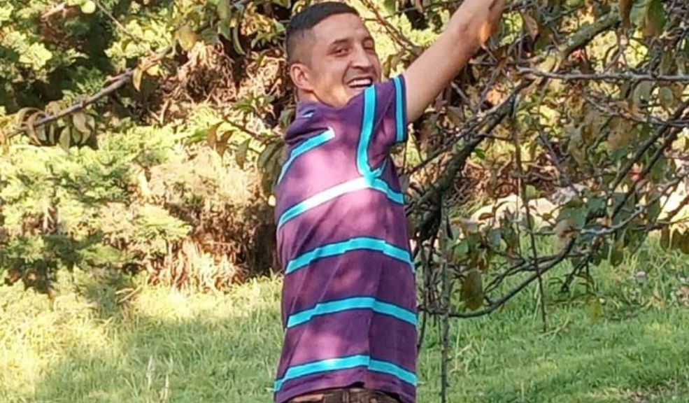 Óscar murió misteriosamente en una estación de policía: su familia pide que se haga justicia 1 Óscar murió misteriosamente en una estación de policía: su familia pide que se haga justicia Según pudo conocer Q’HUBO, los familiares de Óscar fueron alertados sobre su deceso tras recibir la noticia de un supuesto motín en el que el hombre habría fallecido. Sin embargo, después de que los familiares investigaron con otros reclusos que compartían celda con Óscar y recibieron información de un agente del CTI que realizó la inspección del cuerpo, se confirmó que Castillo había muerto debido a un ataque brutal a golpes propinado por varios reclusos. Por este motivo, su familia está pidiendo justicia para que se identifique a los responsables de su muerte.