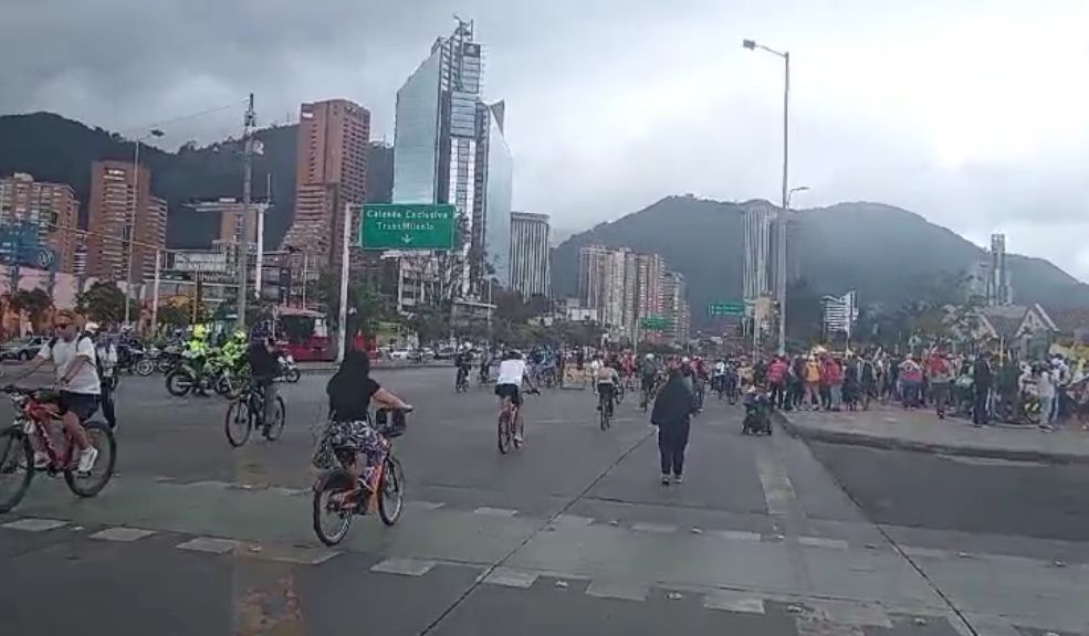 A esta hora se presentan manifestaciones en la calle 26 10 A esta hora se presentan manifestaciones en la calle 26 En la mañana de este domingo 22 de septiembre, se han presentado manifestaciones que han causado afectación en la movilidad sobre la Calle 26 con Carrera 30, en ambos sentidos de la vía (occidente-oriente). Según informó la Secretaría de Movilidad, los dos carriles se encuentran bloqueados debido a la concentración de manifestantes en el lugar.