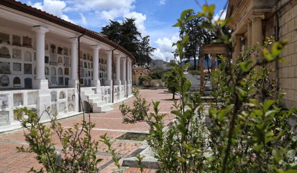 ¿Qué está pasando con los cementerios en Bogotá? 4 ¿Qué está pasando con los cementerios en Bogotá? Este operador decidió unilateralmente dejar de prestar servicios en cuatro cementerios (Central, Norte, Sur y Parque Serafín), lo que generó caos entre los ciudadanos que dependen de estos servicios esenciales. La decisión se dio en medio de un proceso sancionatorio e inhabilitante que lleva a cabo la Unidad Administrativa Especial de Servicios Públicos (UAESP) por varios incumplimientos contractuales.