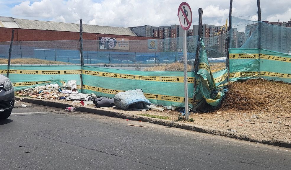 Cuerpo hallado en Kennedy habría sido arrojado desde una carreta de reciclaje Esta área se ha convertido por los habitantes del sector en un tiradero de basura y, lamentablemente, también de cadáveres, puesto que exactamente hace un mes (el 23 de agosto) fue hallado otro cuerpo sin vida bajo circunstancias similares.