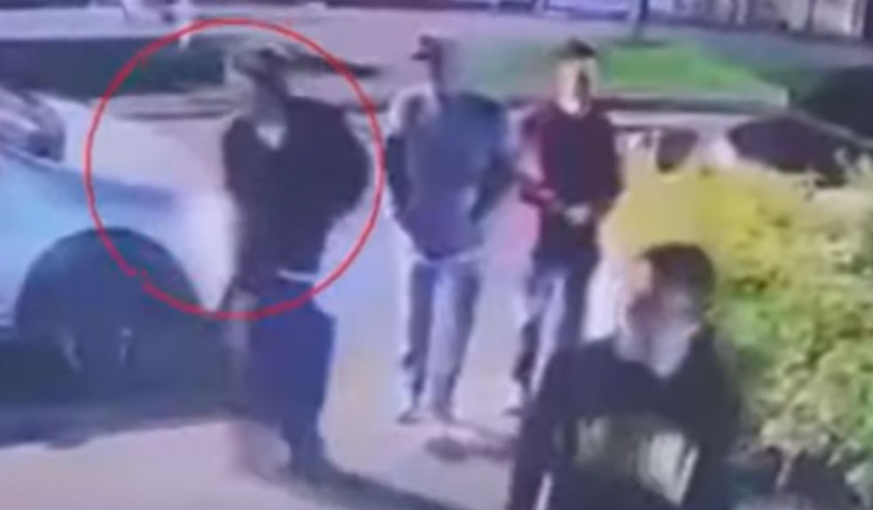 Adolescente de 15 años murió tras ser atacado con arma blanca en Bosa 8 Adolescente de 15 años murió tras ser atacado con arma blanca en Bosa En las últimas horas, un joven de 15 años perdió la vida tras ser víctima de un violento ataque cuando estaba a punto de ingresar a su vivienda en el sector de El Porvenir, en Bosa. El trágico suceso quedó registrado en una cámara de seguridad.