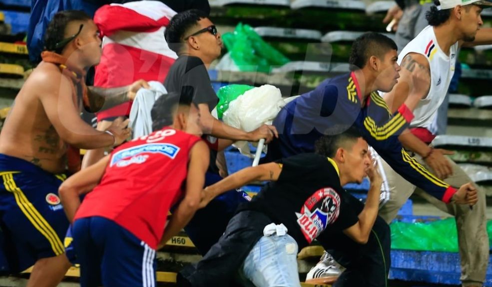 EN VIDEO: Violenta riña entre hinchas de Nacional y Junior deja varios heridos 5 EN VIDEO: Violenta riña entre hinchas de Nacional y Junior deja varios heridos Cuando el partido corría el minuto 54 y Atlético Nacional ganaba 2-0, se desataron fuertes enfrentamientos entre hinchas de ambas escuadras. Las imágenes difundidas en redes sociales muestran escenas de violencia, con aficionados lanzando objetos, agrediéndose físicamente y, lamentablemente, algunos cayendo desde las tribunas.