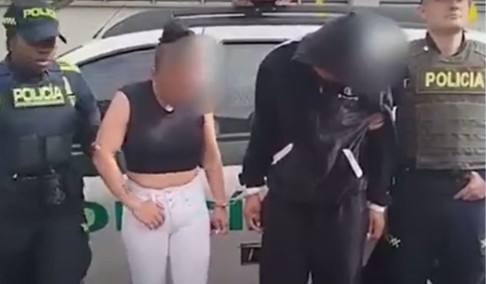Capturaron a 2 mujeres por robo de celulares en la estación Banderas 7 Capturaron a 2 mujeres por robo de celulares en la estación Banderas La Policía de Bogotá, bajo la estrategia de seguridad ‘Bogotá Camina Segura’ y el grupo de transporte masivo de TransMilenio, capturó en flagrancia a dos mujeres por el delito de hurto.