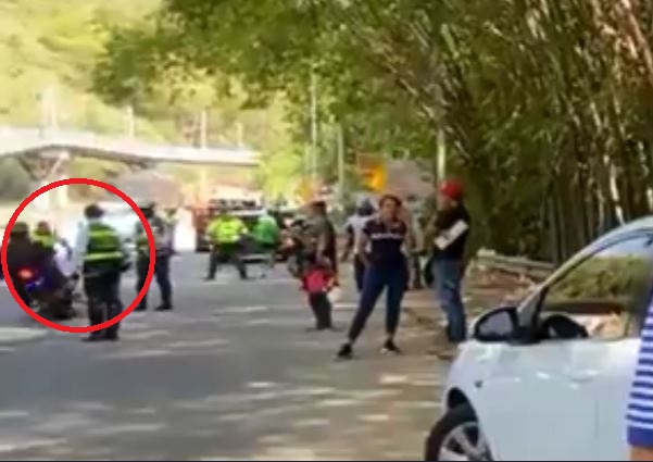 VIDEO: Por tratar de evadir un retén, motociclista arrolló a un policía 1 VIDEO: Por tratar de evadir un retén, motociclista arrolló a un policía La señal de Pare que alzó Fredy Vesga, policía de Tránsito y Transporte de Bucaramanga, provocó el intento desesperado por huir de un motociclista que tenía la licencia de conducción vencida. No le importó arrollar al servidor público.