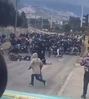 Se presentan enfrentamientos entre camioneros y motociclistas en Ciudad Bolívar 1 Se presentan enfrentamientos entre camioneros y motociclistas en Ciudad Bolívar Hace pocos minutos, se reportó un fuerte enfrentamiento, al parecer, entre motociclistas y camioneros en el sector de Acapulco Sur, en la localidad de Ciudad Bolívar, al sur de Bogotá. Según información preliminar proporcionada por ciudadanos en la zona, la situación está generando tensión y alarma entre los habitantes del área.