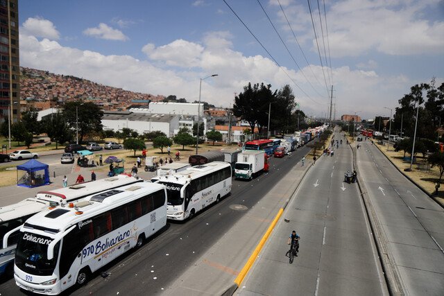 Aún no hay consenso en las mesas de diálogo entre el Gobierno y transportadores 1 Aún no hay consenso en las mesas de diálogo entre el Gobierno y transportadores “Algunos han mencionado que así como se hizo el incremento con la gasolina sea un incremento mensual, otros han dado otras cifras y el Gobierno Nacional buscando también un punto de consenso les han solicita que ellos les pongan al Gobierno Nacional a que se refieren con esa propuesta de gradualidad y de que estaríamos hablando en la gradualidad”, añadió.