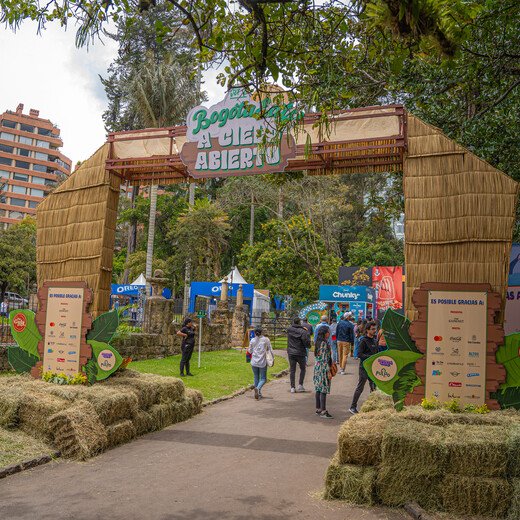 El Festival gastronómico más grande del país abre sus puertas 1 El Festival gastronómico más grande del país abre sus puertas Este evento reúne a los mejores chefs y restauranteros de Bogotá, quienes seleccionan dos de sus platos insignia o, en algunos casos, los crean especialmente para el festival, posicionándolo como el pasaporte perfecto para un recorrido por la gastronomía que hace vibrar las calles capitalinas. Desde la comida colombiana moderna hasta la clásica americana o peruana, es un viaje que destaca la magia de lo que se está cocinando en Bogotá. La curaduría de B.eats, liderada por Alejandro Escallón, ha sido clave para identificar esas propuestas que están a otro nivel.