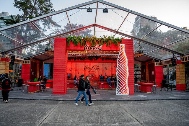 El Festival gastronómico más grande del país abre sus puertas 2 El Festival gastronómico más grande del país abre sus puertas Este evento reúne a los mejores chefs y restauranteros de Bogotá, quienes seleccionan dos de sus platos insignia o, en algunos casos, los crean especialmente para el festival, posicionándolo como el pasaporte perfecto para un recorrido por la gastronomía que hace vibrar las calles capitalinas. Desde la comida colombiana moderna hasta la clásica americana o peruana, es un viaje que destaca la magia de lo que se está cocinando en Bogotá. La curaduría de B.eats, liderada por Alejandro Escallón, ha sido clave para identificar esas propuestas que están a otro nivel.