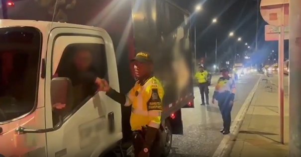 Incautan 200 cartuchos de escopeta en la Autopista Sur 1 Incautan 200 cartuchos de escopeta en la Autopista Sur El operativo, que fue adelantado por la Policía de Tránsito y Transporte de Bogotá, se realizó a la altura de la Terminal del Sur, en uno de los puntos de verificación de las autoridades.