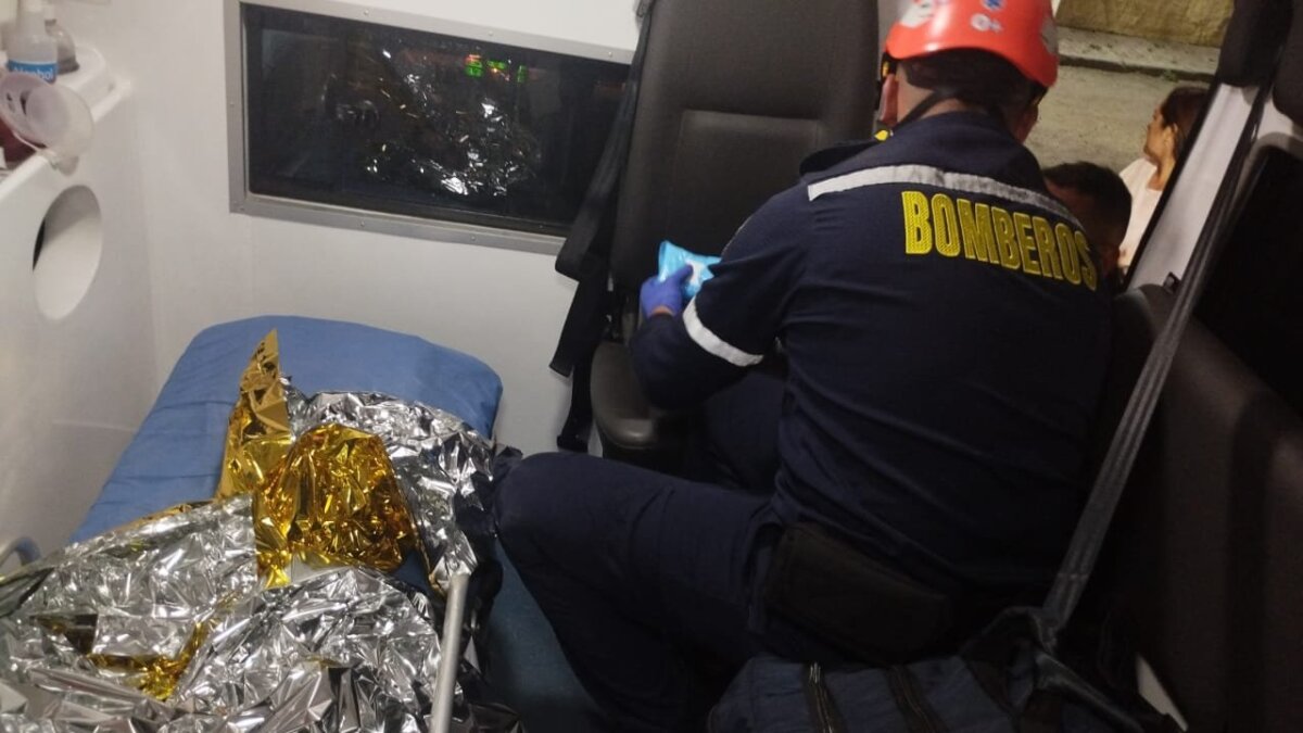 Recién nacida fue abandonada en Cota 1 Recién nacida fue abandonada en Cota En las últimas horas, un doloroso hallazgo estremeció a los habitantes del municipio de Cota. A la altura de la calle 13 con carrera sexta B, la comunidad encontró a una bebé abandonada, envuelta en varias telas manchadas de sangre. De inmediato se dio aviso a las autoridades del municipio, quienes se trasladaron hasta la zona.