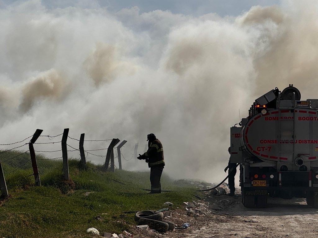 Se registran 7 incendios forestales en Bogotá 1 Se registran 7 incendios forestales en Bogotá - Quema forestal en la Avenida Boyacá con Calle 68 Sur, sector de Doña Juana, con ayuda de dos máquinas extintoras y un carrotanque han controlado el 65% del incendio.