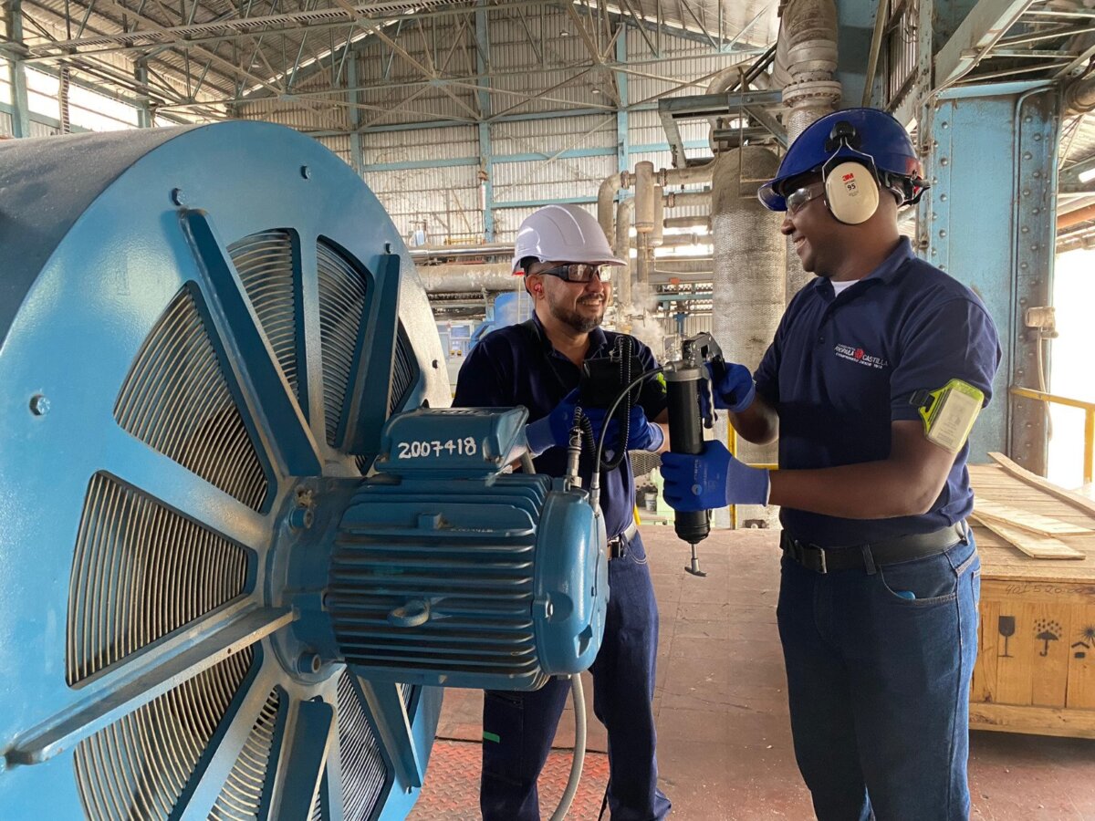 Producción de etanol en Colombia: un paso gigante hacia la sostenibilidad 1 Producción de etanol en Colombia: un paso gigante hacia la sostenibilidad Con un incremento del 46% en comparación con el mismo periodo del año anterior, la compañía alcanzó un volumen cercano a los 17 millones de litros de etanol. Este hito no solo representa un avance en la producción nacional de biocombustibles, sino que también ha permitido oxigenar más de 219 mil vehículos en Colombia, contribuyendo a la reducción de gases efecto invernadero y a la mejora de la calidad del aire.