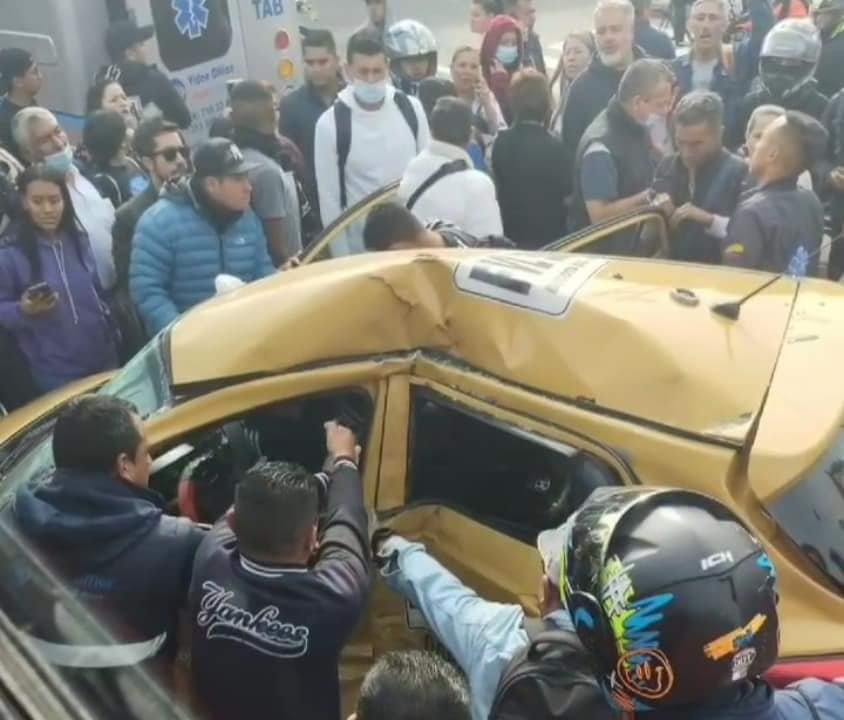 Fuerte choque entre taxi y bus de TransMilenio en la Avenida Caracas 1 Fuerte choque entre taxi y bus de TransMilenio en la Avenida Caracas El tráfico se ha complicado aún más con un fuerte accidente que se registró a la altura de la estación de TransMilenio Fucha. Imágenes compartidas en redes sociales muestran la magnitud del choque entre un taxi y un bus articulado, lo que ha generado congestión adicional en la zona.