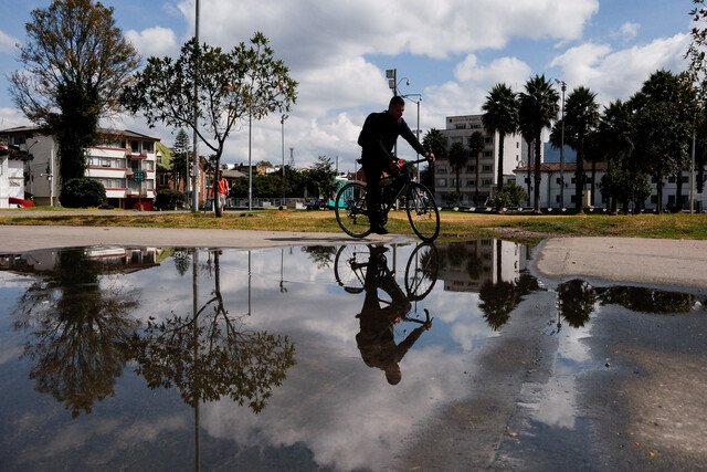 Día sin Carro y sin Moto en Bogotá: todo lo que debe saber 2 Día sin Carro y sin Moto en Bogotá: todo lo que debe saber La última jornada del Día sin Carro y sin Moto se llevó a cabo el pasado 1 de febrero de 2024. Durante 16 horas, los bogotanos pudieron disfrutar de una ciudad más tranquila y con menos congestión vehicular. El sistema integrado de transporte público operó al 100% y se habilitaron más de 730 kilómetros de ciclorrutas y ciclovías. Además, se pusieron a disposición más de 3.300 bicicletas compartidas y se garantizó el servicio de más de 37 mil taxis.