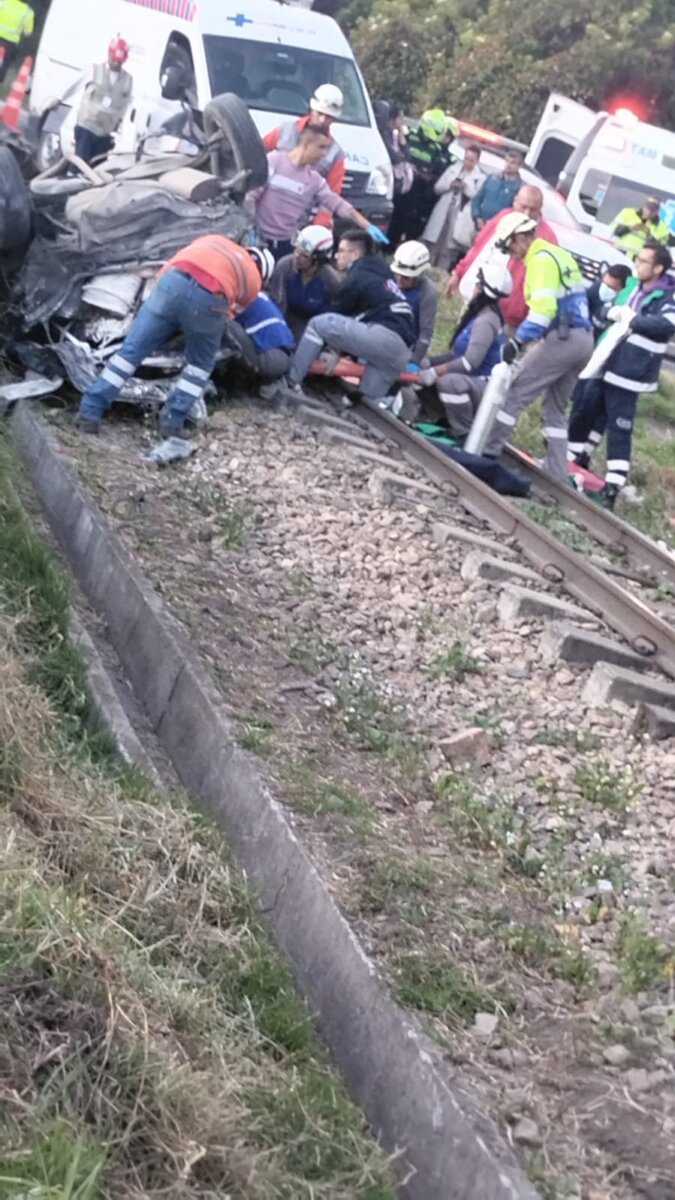 ¡Atención! Un carro fue arrollado por el Tren de la Sabana 1 ¡Atención! Un carro fue arrollado por el Tren de la Sabana La tarde de este jueves se registró un grave accidente en la calle 245, en sentido Chía-Bogotá, cuando un vehículo fue arrollado por el Tren de la Sabana. De acuerdo con información preliminar, tres personas viajaban al interior del carro.
