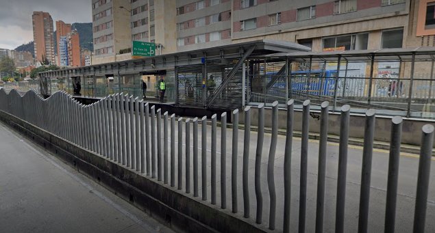 Revelan nuevos detalles en caso de vigilante que mató a un hombre que intentaba colarse en TM 1 Revelan nuevos detalles en caso de vigilante que mató a un hombre que intentaba colarse en TM Los pocos ciudadanos que se encontraban en la estación de TransMilenio San Diego a las 8:30 p.m. del domingo presenciaron una violenta riña que nunca imaginaron terminaría en tragedia. Un vigilante de esta estación del sistema de transporte se enfrentó con un sujeto que falleció a causa de dos heridas de arma blanca que recibió.
