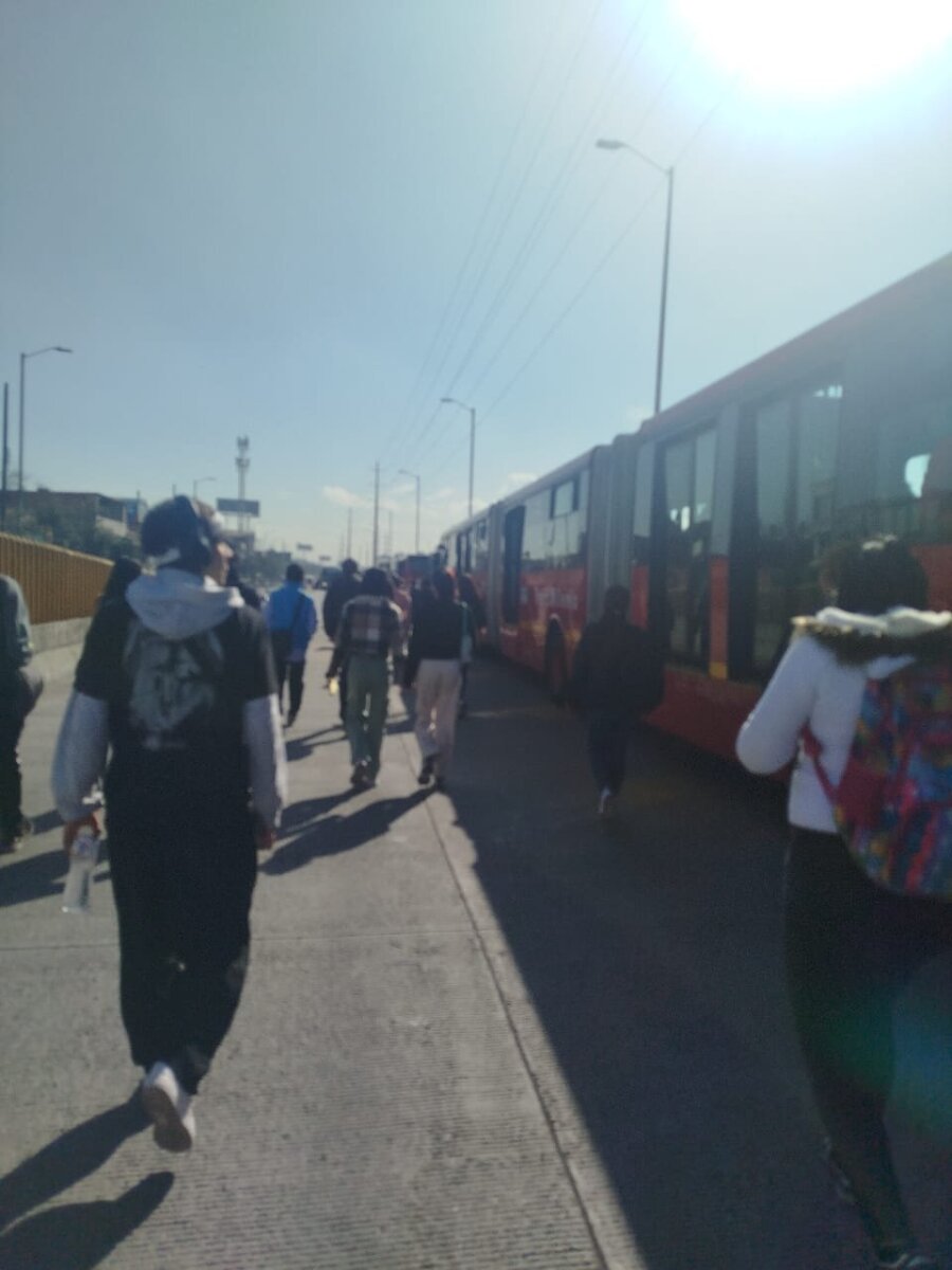 ÚLTIMA HORA: Una persona murió en grave accidente con bus de TransMilenio en la Autopista Sur 1 ÚLTIMA HORA: Una persona murió en grave accidente con bus de TransMilenio en la Autopista Sur Hace pocos minutos se registró un grave accidente de tránsito que cobró la vida de una persona en el sector de León XIII (Soacha). En el siniestro se encuentra involucrado un bus articulado de TransMilenio.