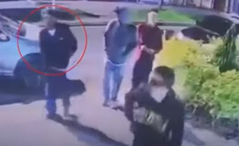 Adolescente de 15 años murió tras ser atacado con arma blanca en Bosa 1 Adolescente de 15 años murió tras ser atacado con arma blanca en Bosa En las últimas horas, un joven de 15 años perdió la vida tras ser víctima de un violento ataque cuando estaba a punto de ingresar a su vivienda en el sector de El Porvenir, en Bosa. El trágico suceso quedó registrado en una cámara de seguridad.