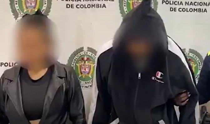 Capturaron a 2 mujeres por robo de celulares en la estación Banderas 1 Capturaron a 2 mujeres por robo de celulares en la estación Banderas La Policía de Bogotá, bajo la estrategia de seguridad ‘Bogotá Camina Segura’ y el grupo de transporte masivo de TransMilenio, capturó en flagrancia a dos mujeres por el delito de hurto.