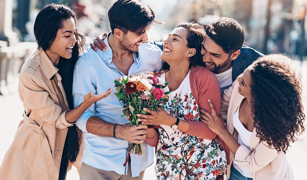 Los mejores planes para celebrar Amor y Amistad en Bogotá 3 Los mejores planes para celebrar Amor y Amistad en Bogotá Bogotá también ofrece opciones culturales, como la obra La triste vida de Joaquín Florido en el Teatro El Ensueño, una propuesta gratuita que invita a la reflexión a través de situaciones cotidianas. Para los más pequeños, la obra de títeres Cándido, el oso de anteojos en una travesía ambiental se presentará en El Muelle de la Fundación Gilberto Alzate Avendaño, combinando diversión y conciencia ambiental.