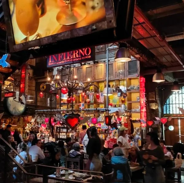 ¿Qué ha pasado con los empleados de Andrés Carne de Res tras el cierre del restaurante? 1 ¿Qué ha pasado con los empleados de Andrés Carne de Res tras el cierre del restaurante? La inspección en Andrés Carne de Res reveló carencias en capacitaciones, protección personal y afiliación adecuada a una ARL, lo que provocó la suspensión temporal de las actividades del restaurante.