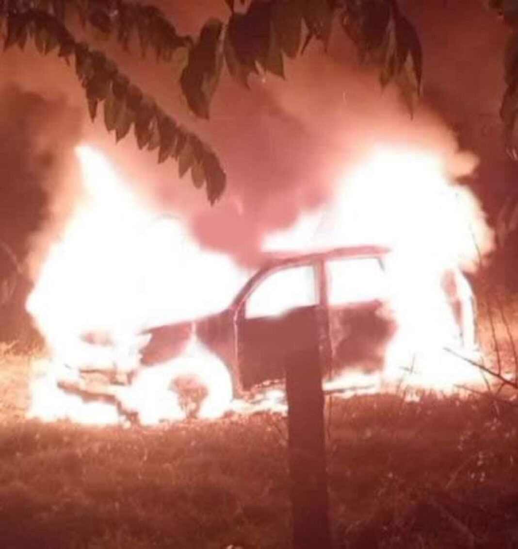 4 personas fueron halladas sin vida dentro de una camioneta incinerada 1 4 personas fueron halladas sin vida dentro de una camioneta incinerada Se presume que las víctimas fueron asesinadas y luego quemaron dentro del vehículo, una camioneta Duster con placas de Bogotá.