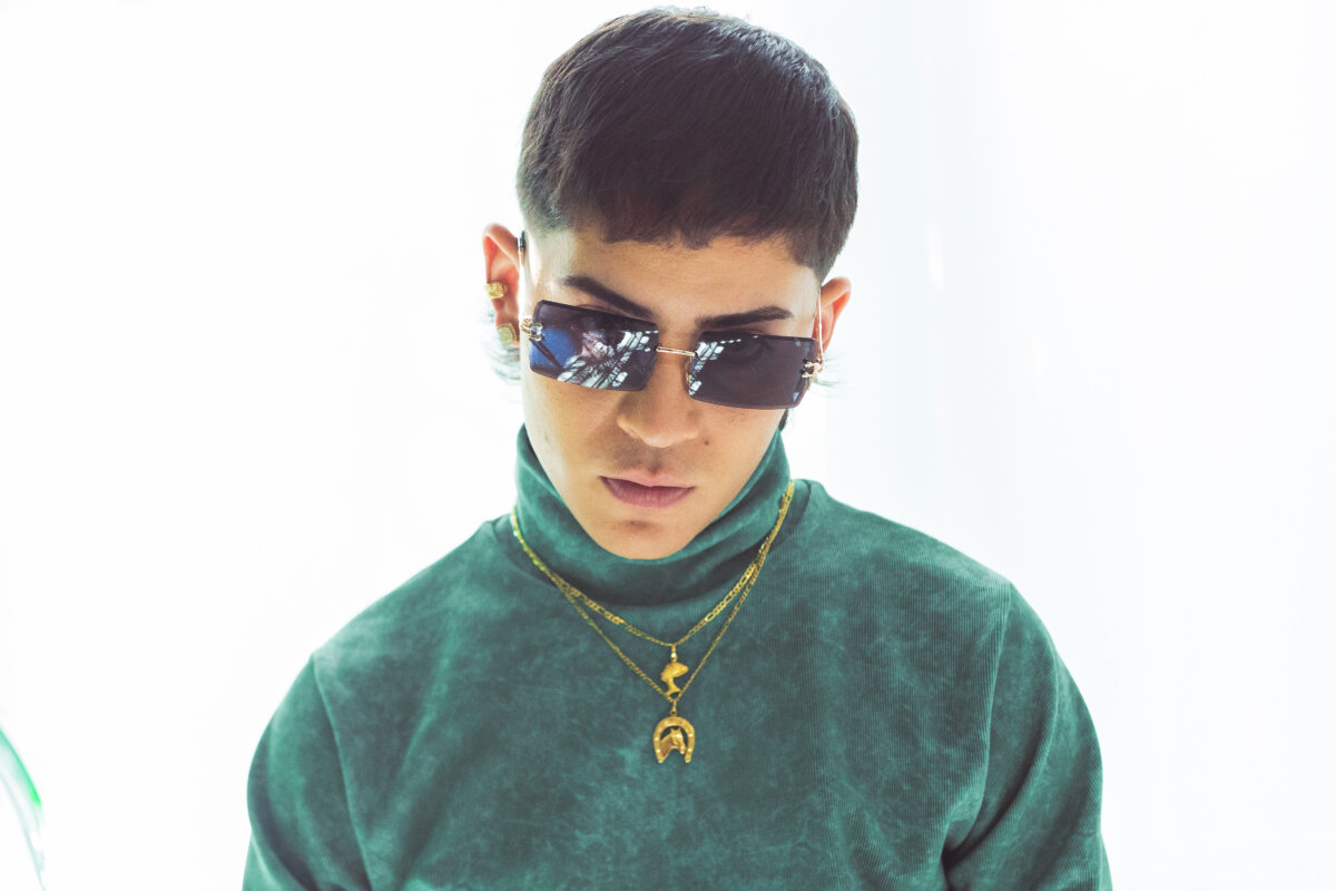 Jhay P revoluciona el género urbano con su primer EP 'Que No Se Asusten' 1 Jhay P revoluciona el género urbano con su primer EP 'Que No Se Asusten' Este proyecto de 8 canciones es el resultado de una colaboración entre Jhay P y un equipo de productores y compositores de renombre, como Zaies, AC Black, Musik Man e Imer El Mago. Juntos han dado vida a letras poderosas y ritmos contagiosos que reflejan la esencia de los barrios de Medellín.