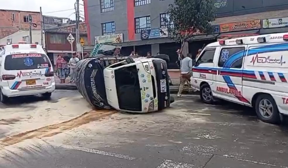 Accidente entre carro, bus y camión generó grave congestión vehicular en Suba Un fuerte accidente de tránsito generó afectaciones en la movilidad de la localidad de Suba. En el siniestro, un camión sufrió un volcamiento.