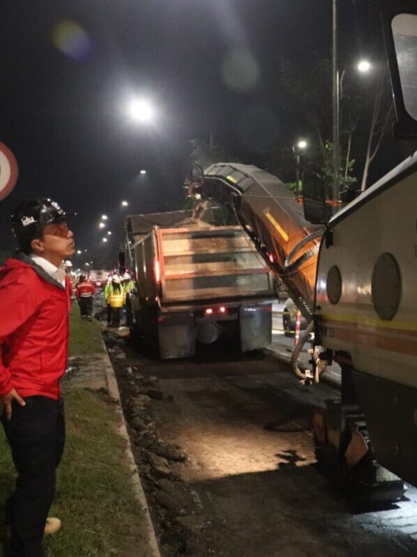 Alcaldía de Bogotá crea brigada nocturna dedicada a tapar huecos en las calles 1 Alcaldía de Bogotá crea brigada nocturna dedicada a tapar huecos en las calles La Alcaldía de Bogotá, bajo la dirección del alcalde Carlos Fernando Galán, ha puesto en marcha una brigada nocturna de "tapahuecos" con el propósito de reparar las vías más afectadas de la ciudad, buscando mejorar significativamente la movilidad y la seguridad vial.