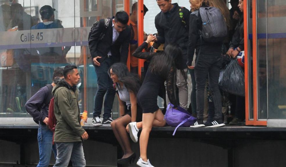 Alcaldía otorgará hasta 25 millones por las propuestas más creativas para evitar colados en TransMilenio Con un enfoque en la promoción de la cultura ciudadana y el respeto entre los usuarios, Alcaldía ofrecerá incentivos financieros para aquellos que presenten proyectos creativos que fomenten el buen comportamiento en el sistema.