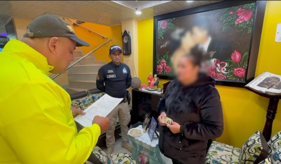 Alias 'La Paisa' engañaba mujeres para explotarlas sexualmente: fue capturada en Soacha 7 Alias 'La Paisa' engañaba mujeres para explotarlas sexualmente: fue capturada en Soacha Además de alias 'La Paisa', otra mujer fue detenida, pues ambas son señaladas de integrar una red internacional de trata de personas.