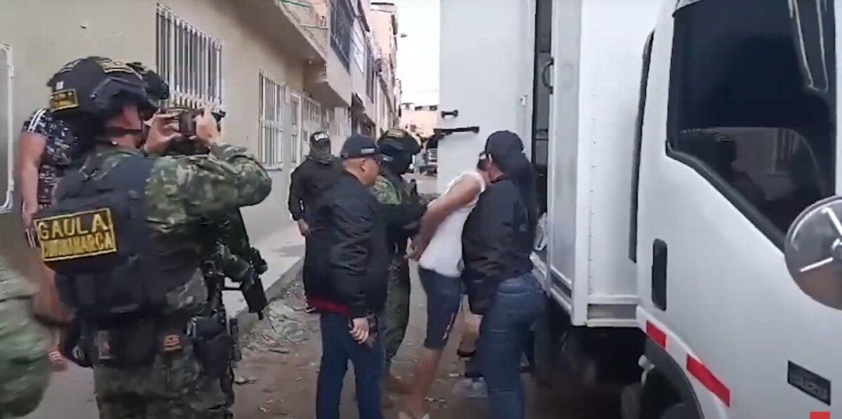 Así cayeron 2 presuntos extorsionistas del 'Tren de Aragua' en el sur de Bogotá 1 Así cayeron 2 presuntos extorsionistas del 'Tren de Aragua' en el sur de Bogotá El Ejército Nacional y la estrategia integral de seguridad ‘Bogotá Camina Segura’, tropas del Gaula Militar Cundinamarca, de la Décima Tercera Brigada, en coordinación con el Gaula Élite N.° 2 del Comando General de las Fuerzas Militares y el CTI de la Fiscalía Seccional Bogotá, lograron la captura de dos presuntos integrantes del grupo criminal ‘Tren de Aragua’ en el barrio San Bernardino, ubicado en el suroccidente de la ciudad.