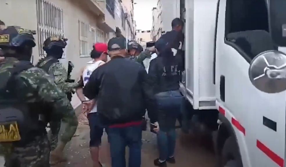 Así cayeron 2 presuntos extorsionistas del 'Tren de Aragua' en el sur de Bogotá 9 Así cayeron 2 presuntos extorsionistas del 'Tren de Aragua' en el sur de Bogotá El Ejército Nacional y la estrategia integral de seguridad ‘Bogotá Camina Segura’, tropas del Gaula Militar Cundinamarca, de la Décima Tercera Brigada, en coordinación con el Gaula Élite N.° 2 del Comando General de las Fuerzas Militares y el CTI de la Fiscalía Seccional Bogotá, lograron la captura de dos presuntos integrantes del grupo criminal ‘Tren de Aragua’ en el barrio San Bernardino, ubicado en el suroccidente de la ciudad.