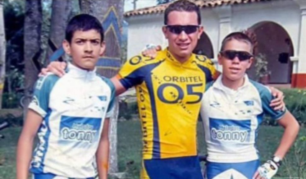 Así fue la despedida de Marlon Pérez, excampeón mundial de ciclismo colombiano que murió tras ser asesinado Amigos, familiares, y colegas de Marlon Pérez lo acompañaron en su último adiós, donde su féretro fue cubierto por la bandera de Colombia y junto a su bicicleta, símbolo de su pasión y carrera.