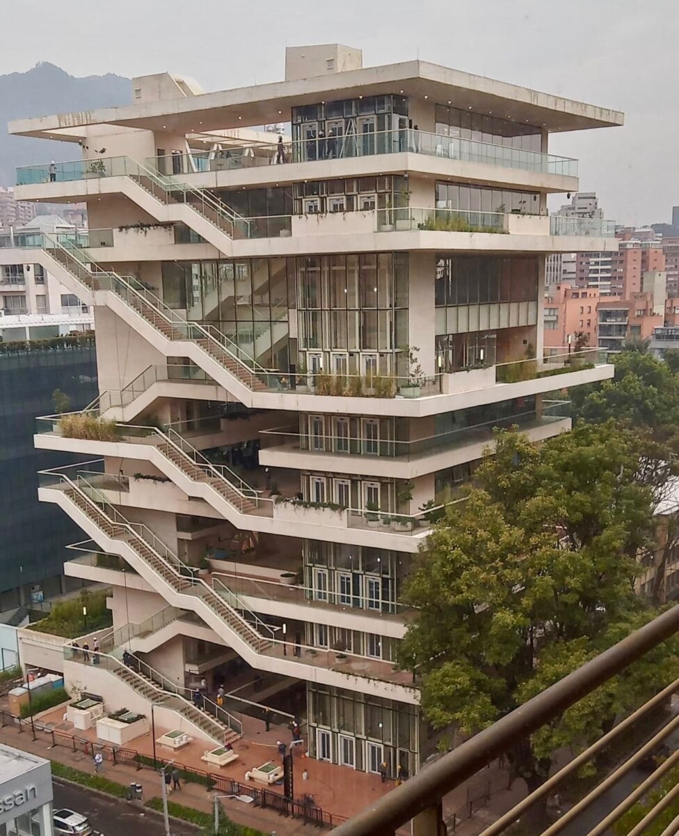 Bogotá inaugura este jueves el primer parque vertical de Latinoamérica: estos son sus planes gratuitos 1 Bogotá inaugura este jueves el primer parque vertical de Latinoamérica: estos son sus planes gratuitos Bogotá está a punto de sumar un importante hito en su urbanismo con la apertura del Centro Felicidad (CEFE) de Chapinero, el primer parque vertical de América Latina.