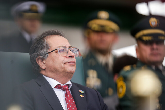 CNE abre investigación a campaña de Petro por violación de topes 1 CNE abre investigación a campaña de Petro por violación de topes Los hallazgos iniciales sugieren que donaciones no reportadas y pagos a testigos habrían superado los límites establecidos por el CNE, fijados en aproximadamente $28.500 millones para la primera vuelta.