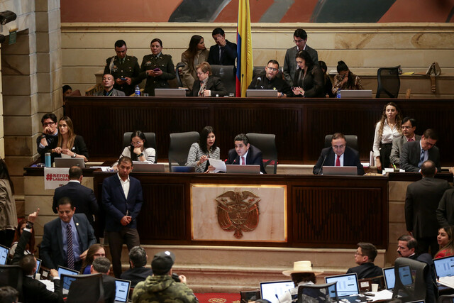 Cámara de Representantes aprobó cambios a favor de los domiciliarios de aplicaciones digitales 1 Cámara de Representantes aprobó cambios a favor de los domiciliarios de aplicaciones digitales La reforma incluye siete artículos (del 24 al 30) que establecen nuevas reglas para las relaciones laborales entre los repartidores y las plataformas, y fueron aprobados sin grandes diferencias en el Congreso.