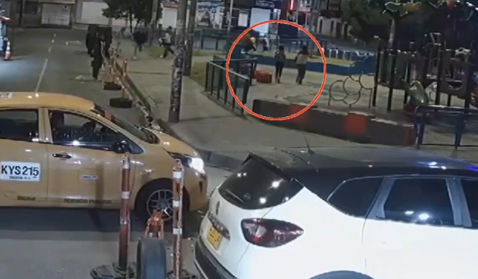 Capturan a 4 delincuentes que robaron a 2 mujeres en Antonio Nariño 1 Capturan a 4 delincuentes que robaron a 2 mujeres en Antonio Nariño 4 personas fueron capturadas por el delito de hurto en Antonio Nariño. Así fue como las víctimas recuperaron sus celulares.