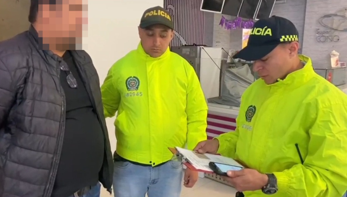 Capturan a ingeniero que engañó por redes a una menor y luego la abusó; le dio $200.000 para que no dijera nada 1 Capturan a ingeniero que engañó por redes a una menor y luego la abusó; le dio $200.000 para que no dijera nada La Policía Metropolitana de Bogotá capturó a un hombre de 48 años, que abusó sexualmente de una menor de 13 años.