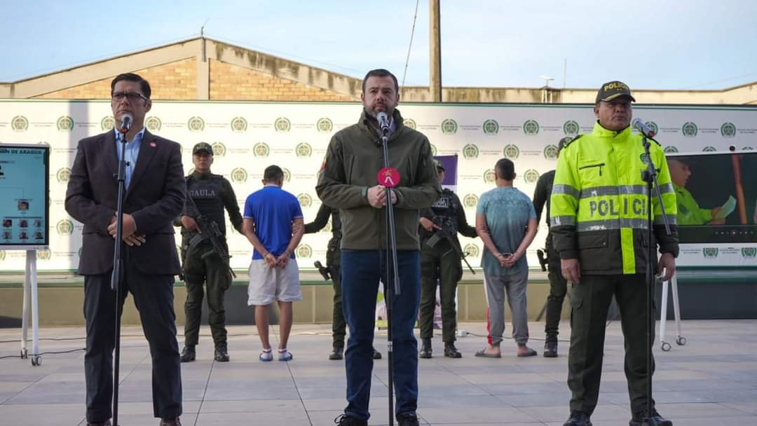 Capturaron a los presuntos responsables de lanzar granada en Kennedy En un contundente golpe a la criminalidad organizada en la capital, las autoridades lograron capturar a 3 delincuentes que se dedicaban a la extorsión, tráfico de estupefacientes y acciones terroristas.