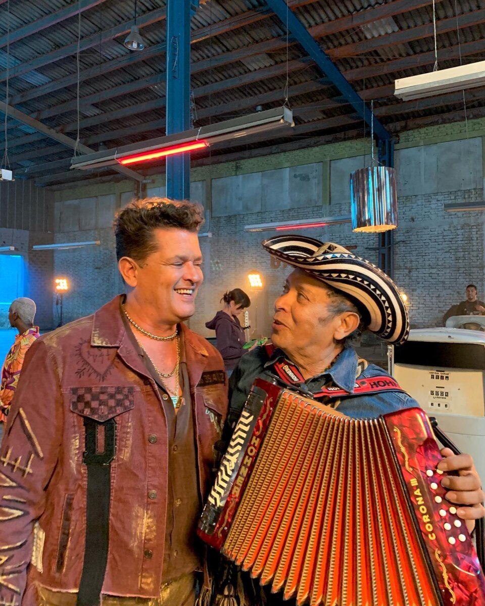 Carlos Vives recordó la canción que le escribió Egidio Cuadrado 1 Carlos Vives recordó la canción que le escribió Egidio Cuadrado A pesar de que Egidio Cuadrado brillaba por su gran talento con el acordeón, también escribía canciones. Una de ellas se la dedicó a su gran amigo, Carlos Vives.