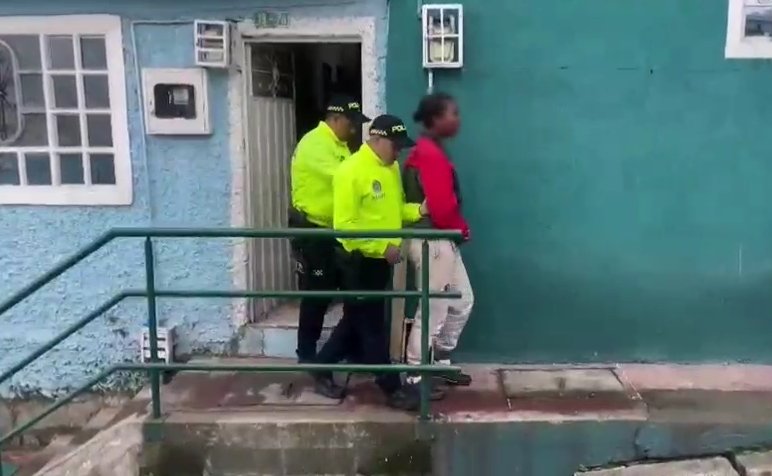 Cayó mujer que lideraba el tráfico de estupefacientes en Ciudad Bolívar 1 Cayó mujer que lideraba el tráfico de estupefacientes en Ciudad Bolívar La capturada, quien presenta antecedentes por narcotráfico, es familiar de alias otro reconocido cabecilla de una organización criminal.