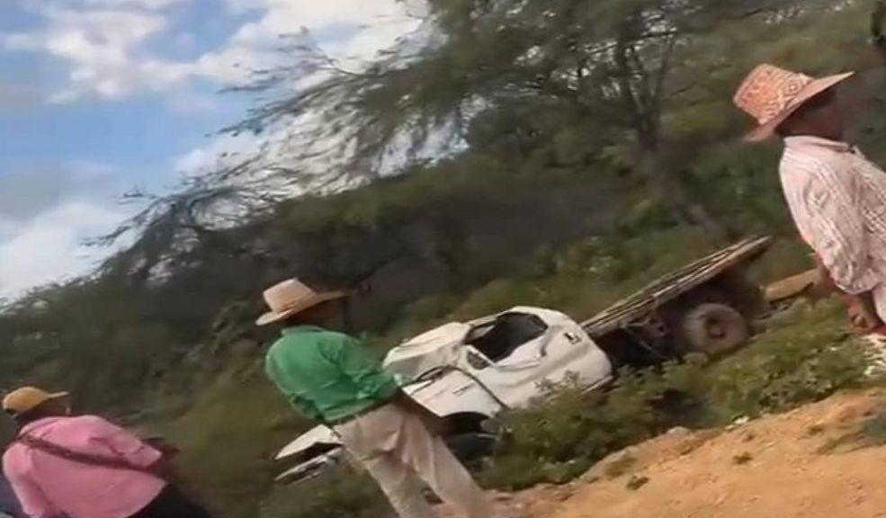 Cinco muertos y ocho heridos dejó trágico accidente El siniestro, presuntamente, estaría relacionado con el mal estado de la vía y conducir con exceso de velocidad. El accidente se dio este martes.