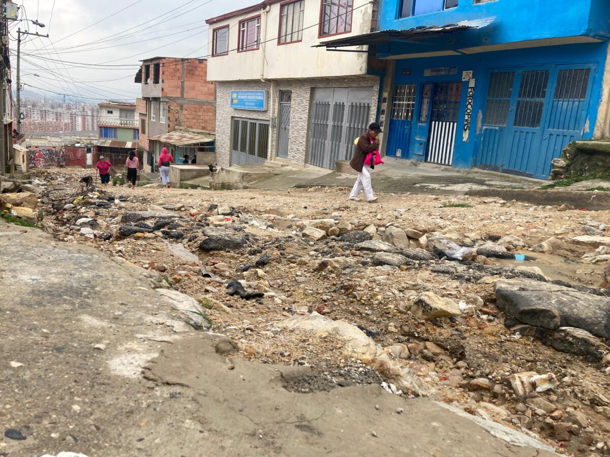 Ciudadanos están desesperados por inundaciones en Soacha: "Quedamos atrapados en las casas" 1 Ciudadanos están desesperados por inundaciones en Soacha: "Quedamos atrapados en las casas" Los residentes de Soacha vieron cómo las vías y hasta algunas casas quedaban bajo el agua debido a las fuertes lluvias.